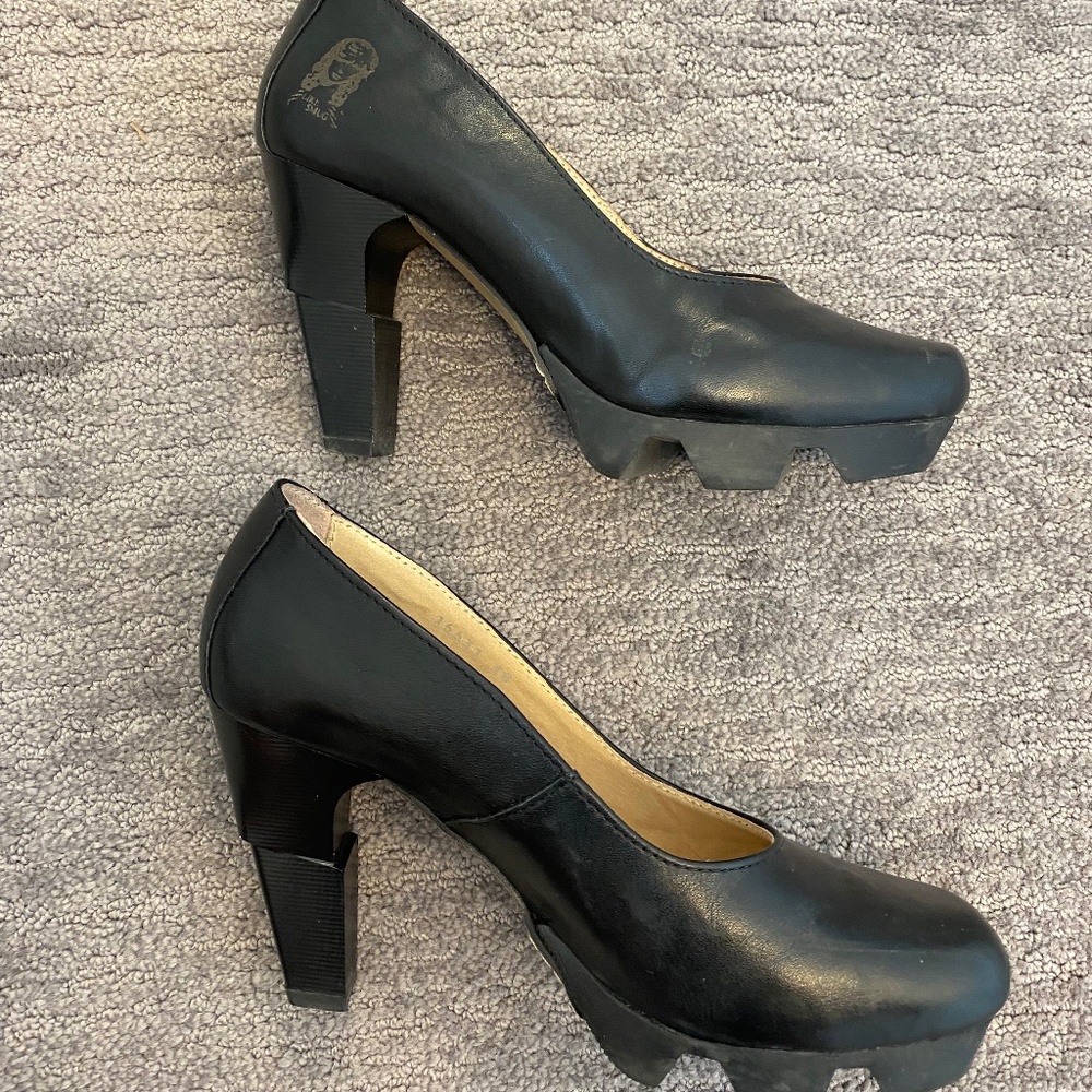 Like Smug by Prophecy black leather heels 38